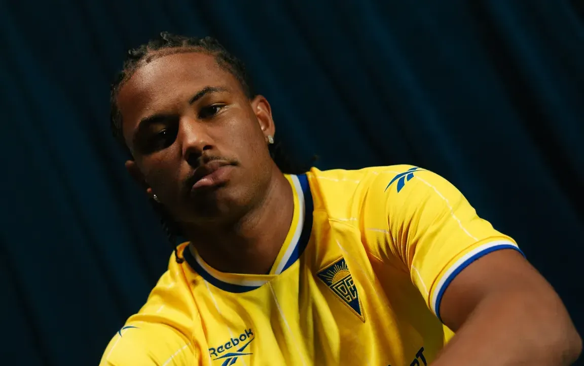 Estoril contrata defesa ao Fulham